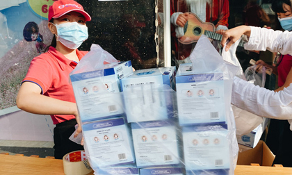 Người Sài Gòn đổ xô đi mua khẩu trang 25.000 đồng/hộp, nhiều công ty mua cả thùng để tặng nhân viên