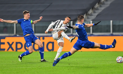 Ronaldo ghi bàn trong ngày trở lại Champions League
