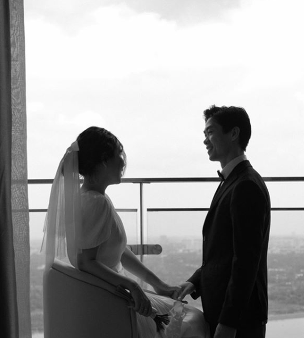 Lộ ảnh cưới hiếm của Công Phượng và Viên Minh: Cô dâu chú rể chỉ cần tựa vào nhau, bình dị mà sao nhìn muốn GATO thế này? - 2