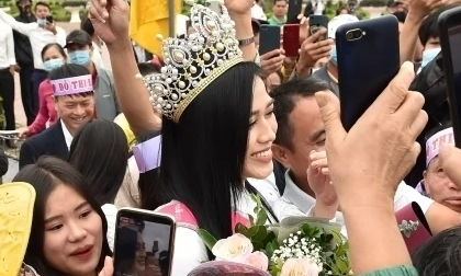Báo quốc tế khen ngợi sự giản dị của Đỗ Thị Hà, netizen đặt luôn biệt danh 'Hoa hậu nông dân'