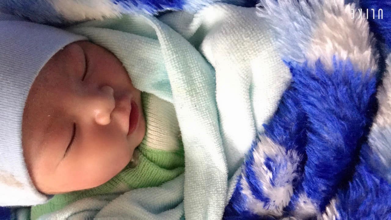 Hình ảnh người con mới sinh đăng tải kèm dòng trạng thái trên trang Facebook cá nhân của người chồng