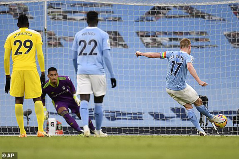 Man City vượt 7 bậc, bay vào Top 4 Premier League - 2