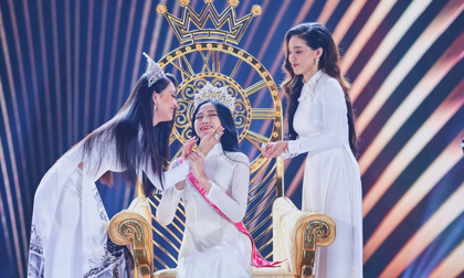 Khoảnh khắc Đỗ Thị Hà đăng quang, Tiểu Vy đã ghé sát tai nói câu gì?
