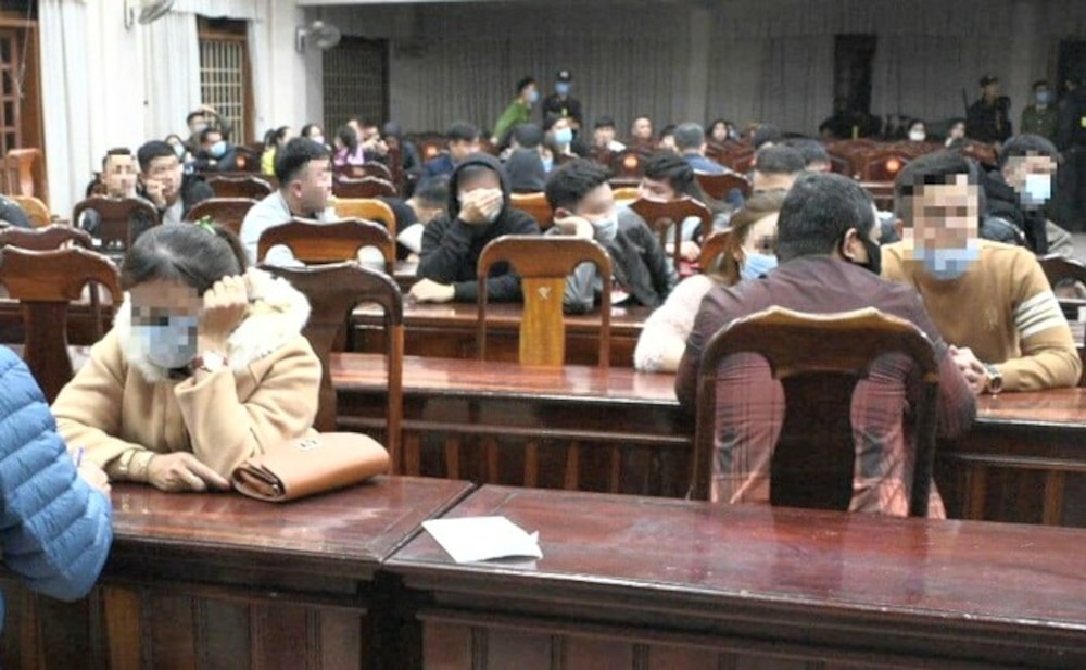 Gần 30 thanh niên nam, nữ 'bay lắc', dương tính với ma túy trong quán bar Nonstop
