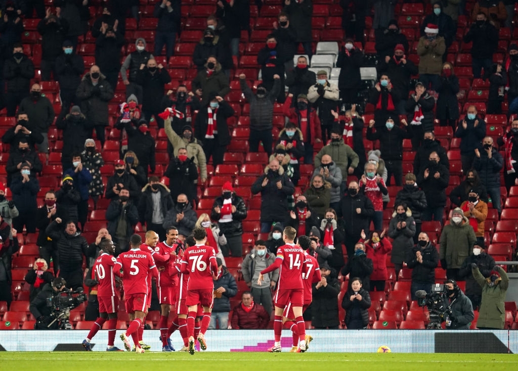 Liverpool 4-0 Wolves: The Kop mở tiệc cùng 2.000 fan ở Anfield