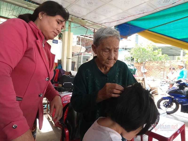 Nữ sinh bị gã côn đồ đánh dã man sau tai nạn: Nhập viện trong tình trạng hoảng loạn, khâu 10 mũi trên đầu Nữ sinh bị gã côn đồ đánh dã man sau tai nạn: Nhập viện trong tình trạng hoảng loạn, khâu 10 mũi trên đầu