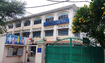 2 nam sinh đặt máy quay lén bị tạm dừng học tập một năm