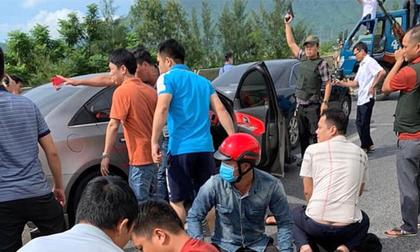 Công an Nghệ An chặn bắt xe ô tô chở 8 bì tải chứa hơn 2 tạ nghi ma túy