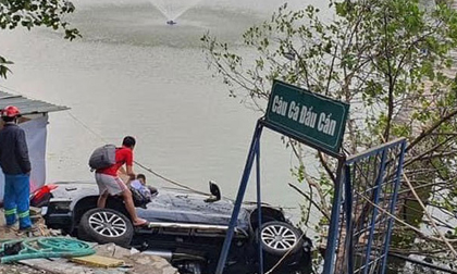 Ôtô tông gãy lan can rồi lao xuống hồ ở Hà Nội, 4 người thoát chết