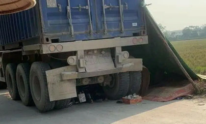 Xe container lùi vào đường làng cán chết 2 chị em ruột