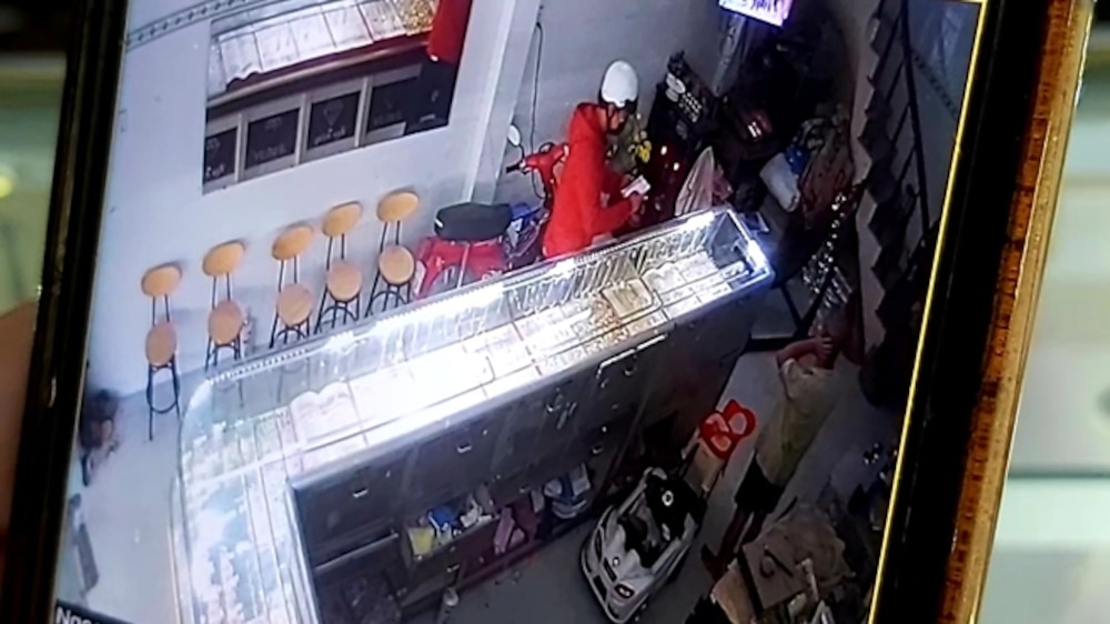 Nam thanh niên đeo khẩu trang kín mặt bất ngờ tấn công, đánh liên tiếp vào mặt chủ tiệm vàng - 1