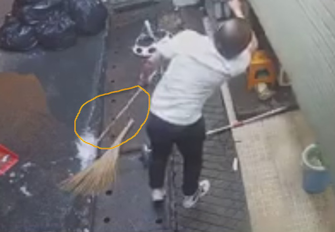 Thanh niên kẹp cổ, đánh cô gái rồi dùng mã tấu doạ chém nhiều người can ngăn ở Sài Gòn - 2