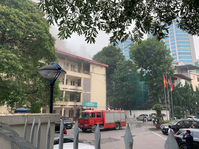 Hà Nội: Cháy tầng 4 tòa nhà nằm trong khuôn viên Bộ Xây dựng Hà Nội: Cháy tầng 4 tòa nhà nằm trong khuôn viên Bộ Xây dựng