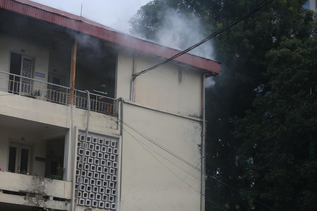 Hà Nội: Cháy tầng 4 tòa nhà nằm trong khuôn viên Bộ Xây dựng - 1 Hà Nội: Cháy tầng 4 tòa nhà nằm trong khuôn viên Bộ Xây dựng - 1
