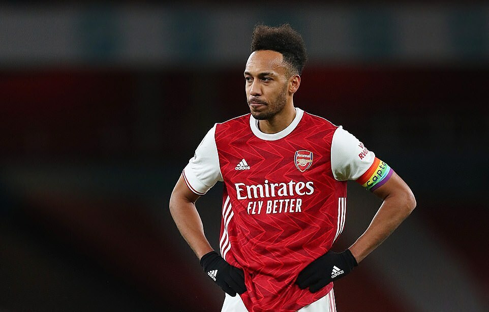 Aubameyang đốt lưới nhà, Xhaka nhận thẻ đỏ vì bóp cổ đối phương, Arsenal thua thảm ngay tại Emirates - 2