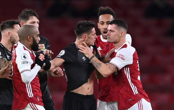 Aubameyang đốt lưới nhà, Xhaka nhận thẻ đỏ vì bóp cổ đối phương, Arsenal thua thảm ngay tại Emirates