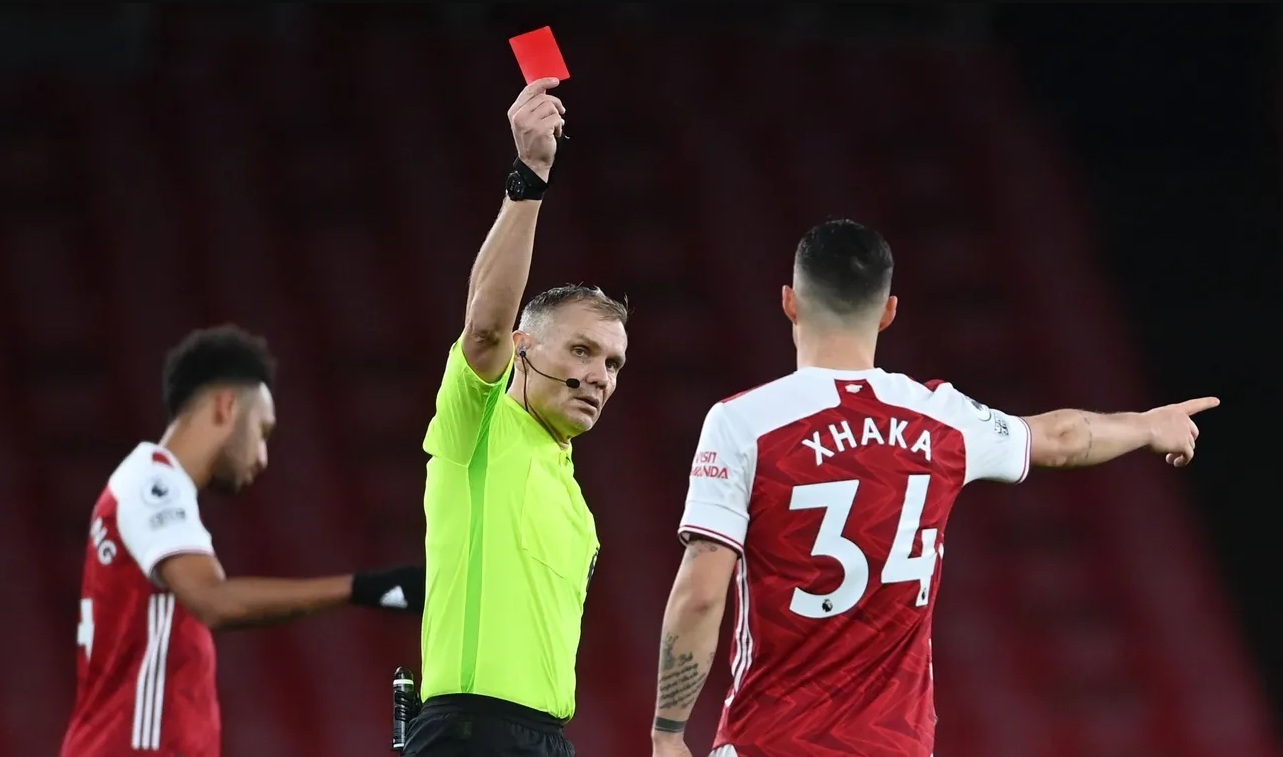 Aubameyang đốt lưới nhà, Xhaka nhận thẻ đỏ vì bóp cổ đối phương, Arsenal thua thảm ngay tại Emirates - 1