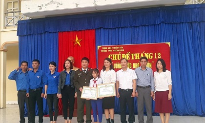 Nhặt được bọc tiền 23 triệu đồng, nữ sinh lớp 8 nhờ công an tìm người trả lại
