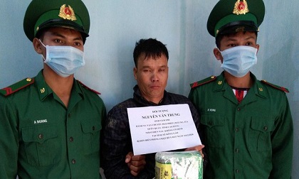 Mật phục bắt người đàn ông vận chuyển cả ký ma túy đá