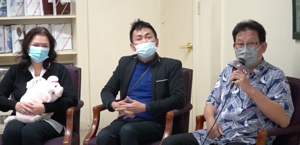 Bà xã NS Chí Tài ôm chặt món quà do chồng tặng, khóc không thành tiếng trong lần chia sẻ đầu tiên trên livestream tại Mỹ Bà xã NS Chí Tài ôm chặt món quà do chồng tặng, khóc không thành tiếng trong lần chia sẻ đầu tiên trên livestream tại Mỹ
