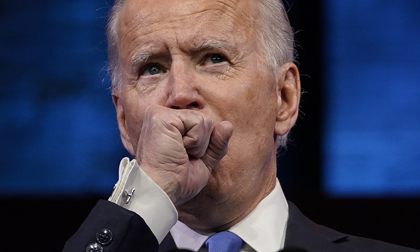 Ông Joe Biden ho liên tục khi phát biểu, người dân Mỹ lo lắng