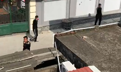 Hàng chục côn đồ xăm trổ đi 5 ôtô mang theo hung khí đại náo vùng quê