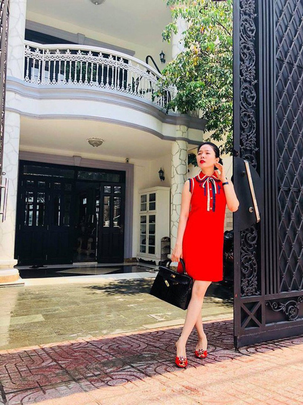 Trước đó, Lệ Quyên và chồng cũ sống trong căn biệt thự sang trọng, thiết kế theo phong cách Châu Âu nằm ở Quận 2, TP.HCM