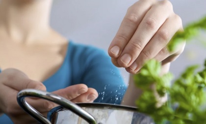 Mẹ sau sinh nếu muốn nhanh khỏe và có sữa cho con bú nhất định phải kiêng 5 thực phẩm này