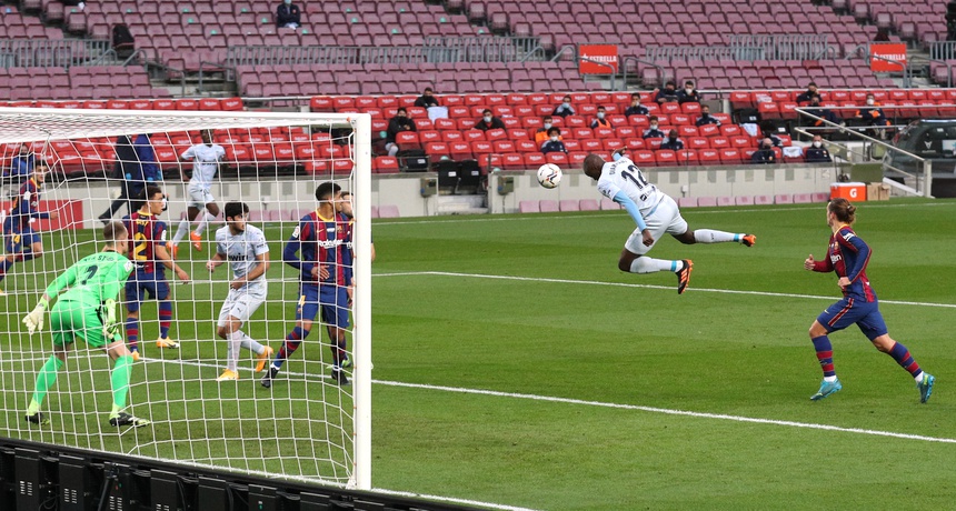 Barca bị đội đầu bảng bỏ xa 8 điểm - 1