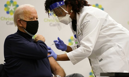 Ông Joe Biden tiêm vaccine Covid-19 trên sóng truyền hình