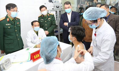 Thêm 17 người tình nguyện tiêm thử nghiệm vắc-xin Covid-19