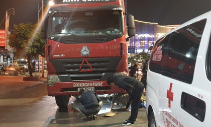 Thai phụ tử vong sau khi va chạm với xe container