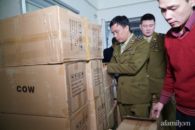 Hà Nội: Triệt phá cơ sở sản xuất rượu 'rởm' gắn mác rượu ngoại chuẩn bị bán ra dịp Tết