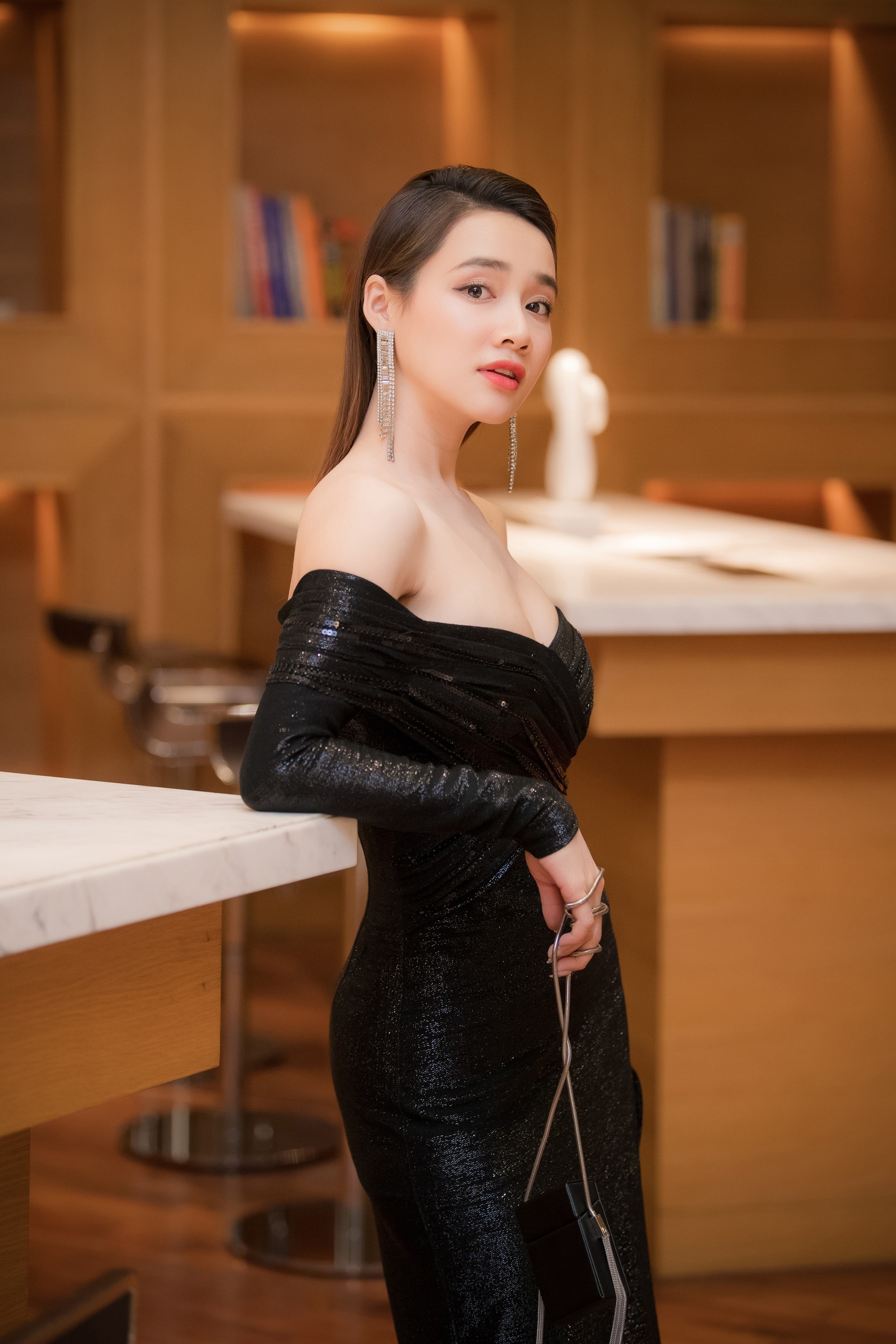 Dù thân hình mảnh mai nhưng vòng 1 của Nhã Phương lại rất nóng bỏng.