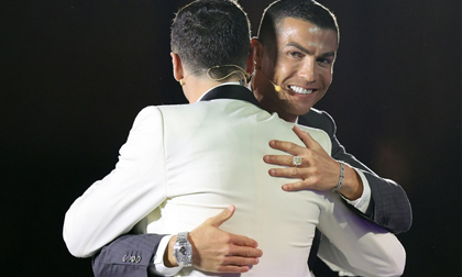 Ronaldo nhường giải Cầu thủ hay nhất năm cho Lewandowski