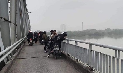 Nghi vấn mẹ ôm con hơn 1 tuổi bị bại não nhảy cầu tự tử trong đêm
