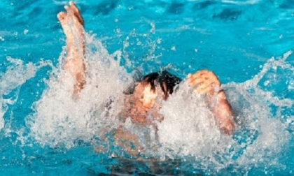 Ông nội đau đớn phát hiện 2 cháu ruột sinh đôi chết đuối trong bể nước