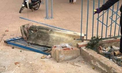 Cổng trường sập đè chết học sinh: Trụ cột cũ, mục