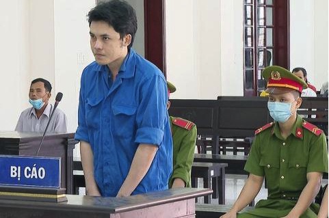Hiếp dâm, bóp cổ bạn gái vì sợ tỉnh dậy...theo người khác