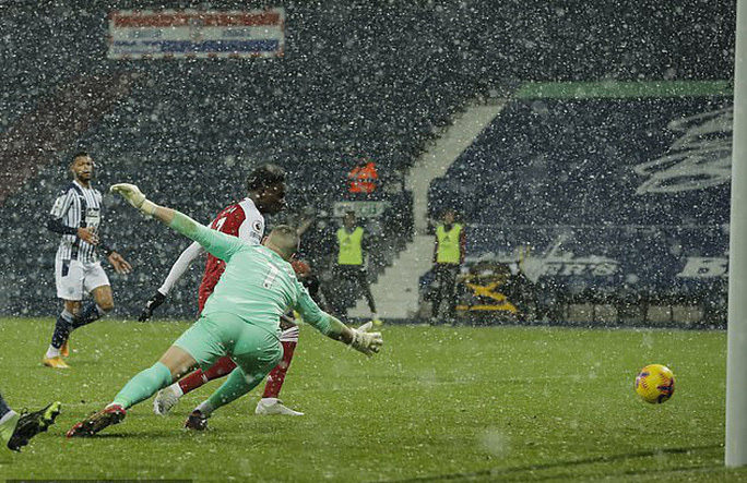 Vùi dập chủ nhà West Brom, Arsenal trở lại giữa mùa tuyết trắng - Ảnh 3. Vùi dập chủ nhà West Brom, Arsenal trở lại giữa mùa tuyết trắng - Ảnh 3.