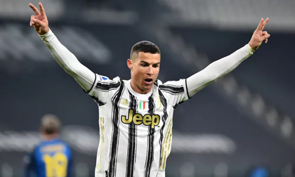 Lập cú đúp bàn thắng, Ronaldo đánh bại kỷ lục của 'vua' Pele