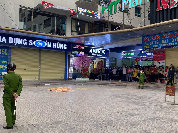 Hà Nội: Người đàn ông rơi từ tầng 15 chung cư HH Linh Đàm tử vong, người thân đau đớn khóc ngất tại hiện trường - Ảnh 1. Hà Nội: Người đàn ông rơi từ tầng 15 chung cư HH Linh Đàm tử vong, người thân đau đớn khóc ngất tại hiện trường - Ảnh 1.