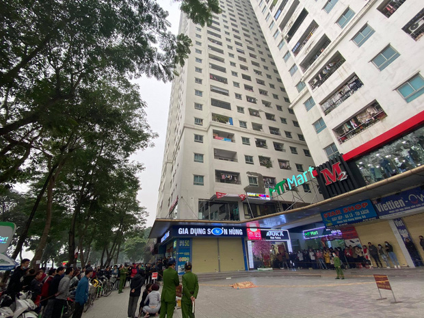 Hà Nội: Người đàn ông rơi từ tầng 15 chung cư HH Linh Đàm tử vong, người thân đau đớn khóc ngất tại hiện trường - Ảnh 2. Hà Nội: Người đàn ông rơi từ tầng 15 chung cư HH Linh Đàm tử vong, người thân đau đớn khóc ngất tại hiện trường - Ảnh 2.