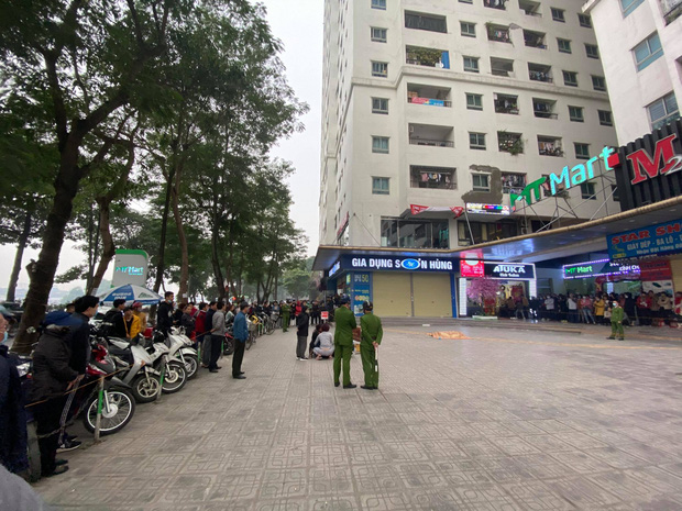 Hà Nội: Người đàn ông rơi từ tầng 15 chung cư HH Linh Đàm tử vong, người thân đau đớn khóc ngất tại hiện trường - Ảnh 4. Hà Nội: Người đàn ông rơi từ tầng 15 chung cư HH Linh Đàm tử vong, người thân đau đớn khóc ngất tại hiện trường - Ảnh 4.
