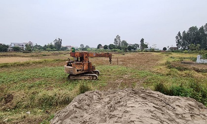 Máy ép cọc công trình đổ sập, 2 trẻ nhỏ tử vong