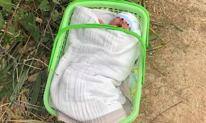 Xót xa bé trai sơ sinh bị bỏ rơi gần cổng chùa giữa thời tiết lạnh giá