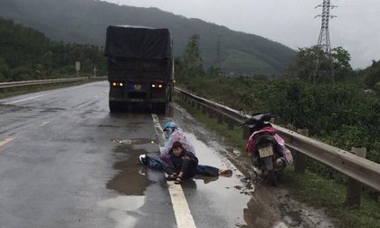 Tai nạn thương tâm: Hai mẹ con ngồi bệt xuống đường, ôm thi thể chồng khóc ngất giữa trời mưa lạnh