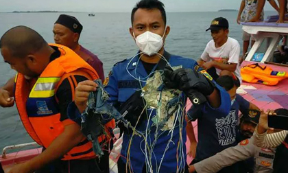 NÓNG: Máy bay Boeing 737-500 của hãng hàng không Indonesia rơi xuống biển?