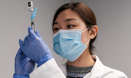 Pfizer tuyên bố vaccine Covid-19 hiệu quả với hai biến thể 'siêu lây nhiễm'