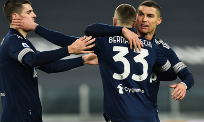 Ronaldo san bằng kỷ lục ghi nhiều bàn nhất lịch sử bóng đá